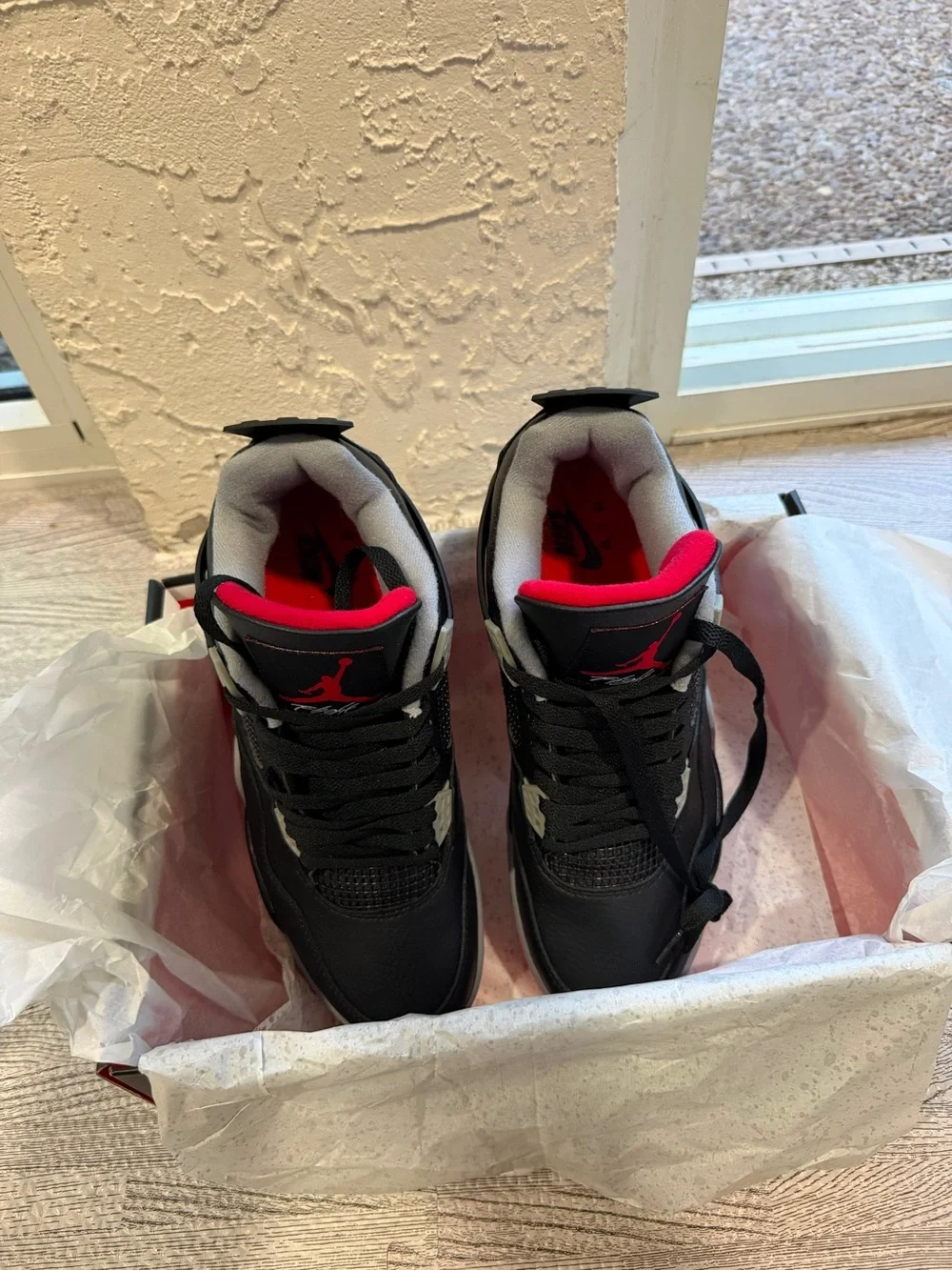 Jordan Men's Black and Red Retro Basketball Sneakers
